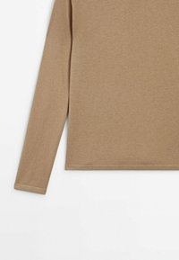 Pull marron camel à manches longues présenté à plat, montrant la manche gauche et l'ourlet inférieur sur fond blanc.