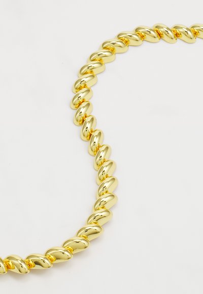 Collier en chaîne dorée torsadée avec des maillons ronds et une finition lisse et polie. Le design est continu et uniforme en forme.