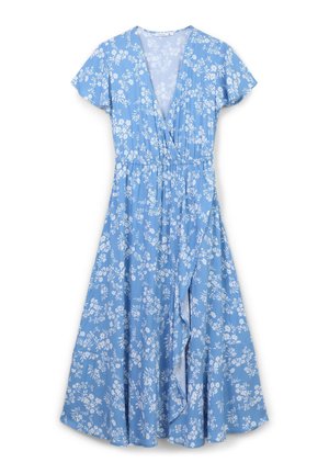 Niebieska sukienka w kwiaty z krótkimi falbankowymi rękawami, dekoltem w serek, marszczonym pasem i zwiewnym dołem. Całość zdobi biały wzór kwiatowy.