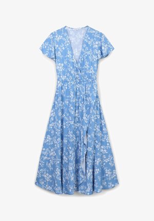 Niebieska sukienka w kwiaty z krótkimi falbankowymi rękawami, dekoltem w serek, marszczonym pasem i zwiewnym dołem. Całość zdobi biały wzór kwiatowy.