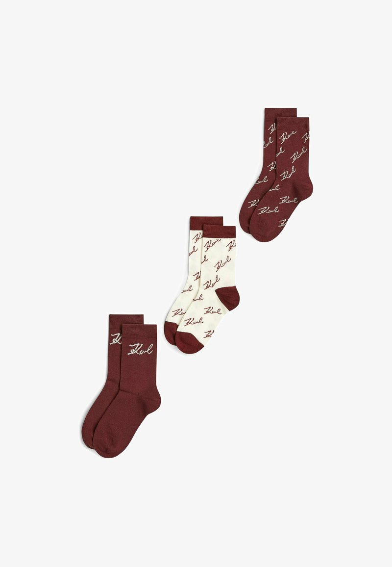 Trois paires de chaussettes d’équipage en bordeaux et crème avec un motif de texte en écriture bordeaux, disposées sur un fond blanc.