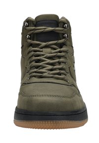 Grüne High-Top-Sneaker mit strukturiertem Obermaterial, Schnürverschluss, verstärkten Ösen und einer Sohle aus Gummi. Glatte Oberfläche und minimale Nähte.