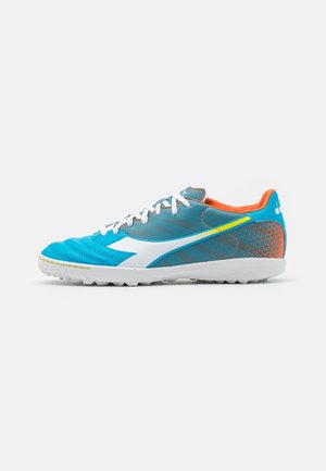 Scarpe da atletica blu e grigie con superficie testurizzata, dotate di accenti bianchi, tallone arancione e un design laterale con motivo.