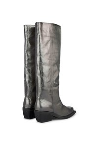 Kozaki do kolan w metalicznej srebrnej skórze o gładkiej fakturze, kwadratowy nosek, subtelne przeszycia i niski blokowy obcas.