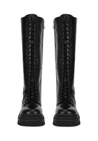 Czarne skórzane kozaki za kolano z wiązaniem z przodu, zamkiem bocznym, grubą gumową podeszwą oraz gładką fakturą i minimalistycznymi detalami metalowymi.