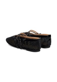 Bailarinas negras con un diseño de malla tejida, acentos de charol brillantes, punta afilada y detalles decorativos de tiras en los costados.