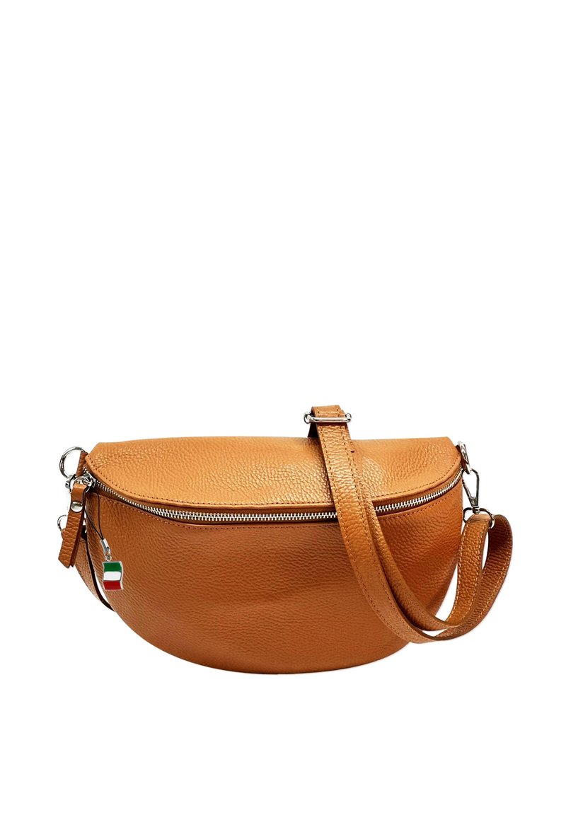 Leren crossbody tas in tan, met een afgeronde vorm, ritssluiting en verstelbare schouderband. Inclusief een kleine Italiaanse vlag charm.