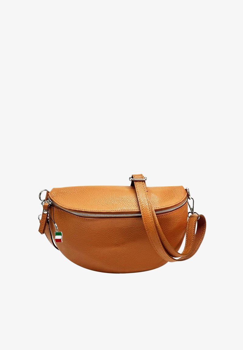 Sac en cuir porté travers en tan, avec un design arrondi, une fermeture zippée et une bandoulière réglable. Comprend une petite charm en forme de drapeau italien.