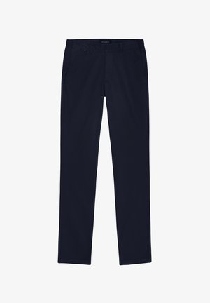 Chinos en coton bleu marine avec un design à jambe droite, dotés de deux poches latérales et d'une poche à rabat à l'arrière. Texture lisse avec un minimum de détails.