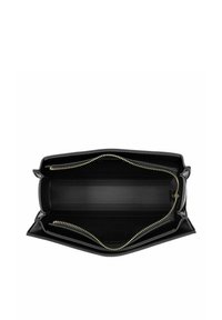 Czarna skórzana kopertówka z teksturowaną powierzchnią, złotymi zamkami błyskawicznymi i przestronnym wnętrzem, które ma dwie przegrody oraz gładką podszewkę.