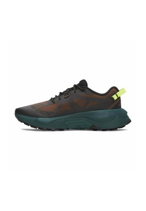 Schwarzer und dunkelbrauner Sportschuh mit dicker dunkelgrüner Sohle, schwarzen Schnürsenkeln, Mesh-Obermaterial und neongelbem Zuglasche an der Ferse.