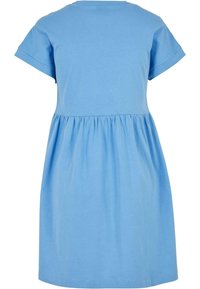 Robe ample bleu clair à manches courtes avec taille froncée et ourlet droit, vue de dos.