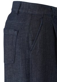 Dunkelblaue Denim-Hosen verfügen über eine glatte Textur, einen geraden Schnitt und zwei Seitentaschen. Eine markante Naht betont das Design.