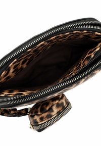 Borsa a tracolla con stampa leopardata nere e marroni, con chiusura a zip, caratterizzata da un interno testurizzato e una piccola pochette con zip attaccata.