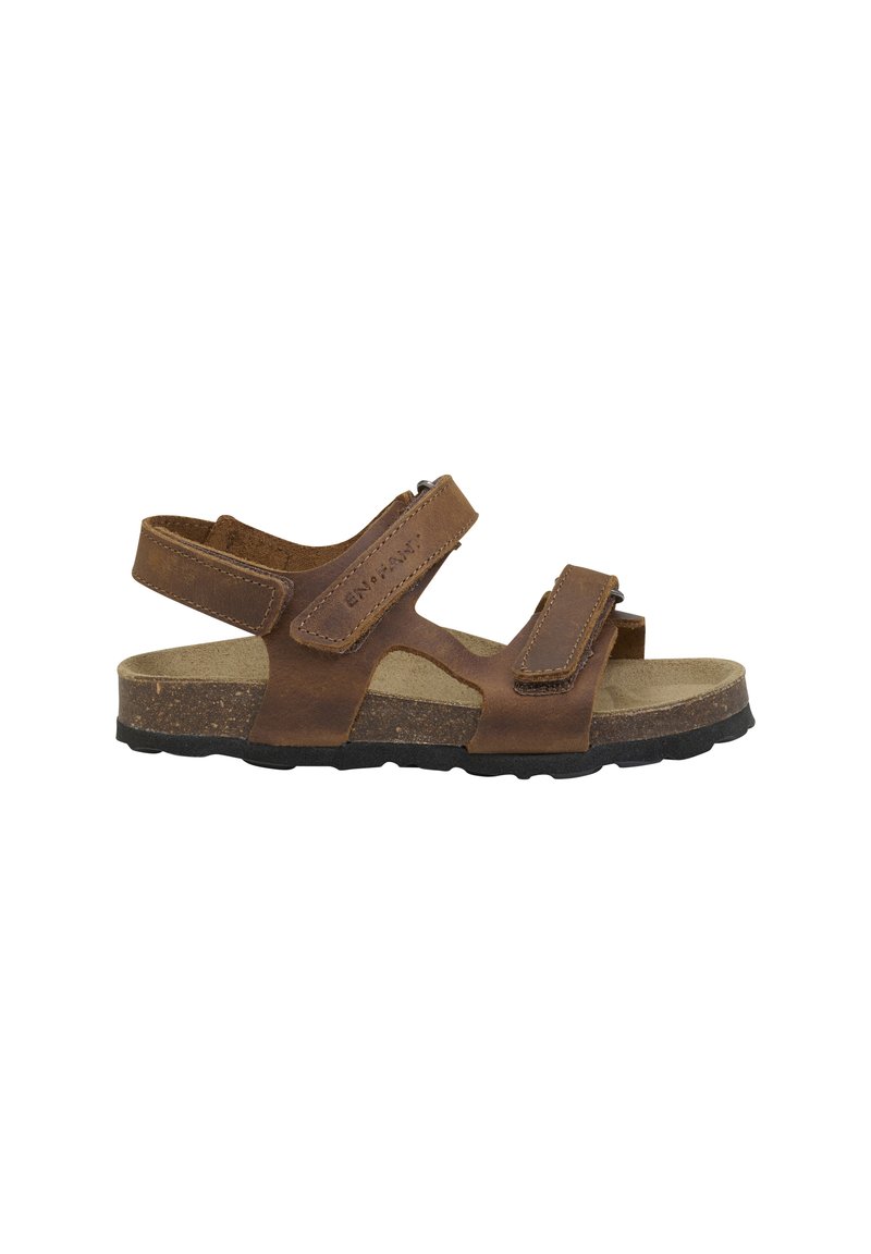 Brun lädersandal med två justerbara remmar, korkinlägg och gummiyttersula. Öppen tå-design med sydda detaljer på remmarna.