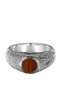 Silverfärgad ring med textur som har en slät, rund brun sten infattad på ena sidan, med ett brett band och en organisk form.