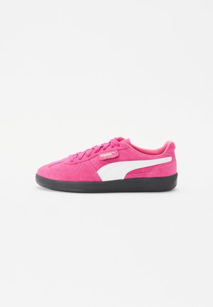 Baskets en daim Puma rose vif avec bande latérale blanche et semelle noire, vues de côté droit sur fond blanc.