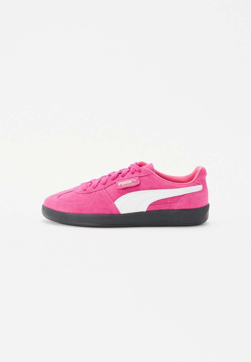 Baskets en daim Puma rose vif avec bande latérale blanche et semelle noire, vues de côté droit sur fond blanc.