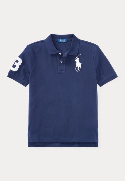 Laivastonsininen polo-paita, jossa kaulus, kaksi napillista, valkoinen poloilijan logo rinnassa ja valkoinen numero 3 oikeassa hihassa.