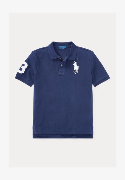 Navyblaues Polohemd mit Kragen, zwei Knöpfen, weißem Polo-Spieler-Logo auf der Brust und der Nummer 3 in Weiß auf dem rechten Ärmel.