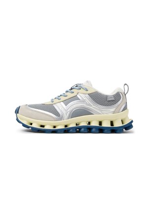 Grijze en crèmekleurige sportschoen met blauwe veters en unieke gesplitste zool in crème en blauw, met ademend mesh en synthetische overlays.