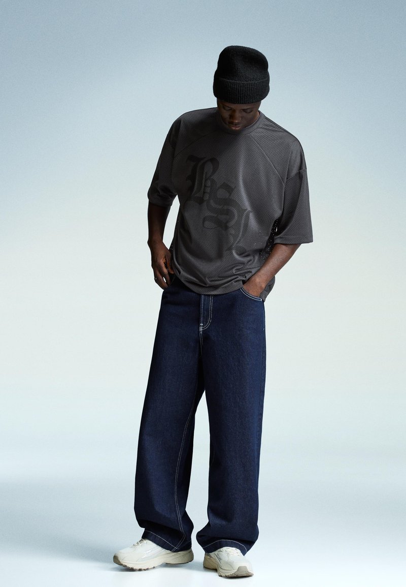 Bershka SHORT SLEEVE - Nyomott mintás póló - dark grey