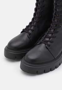 bottes stuart weitzman soldes