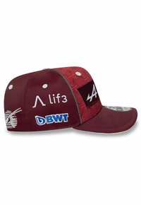 Bordeauxfarbene Baseballmütze mit einem gemusterten roten Panel, das weiße und blaue Logos zeigt. Der Schirm ist gebogen; das Material wirkt glatt und passt gut.