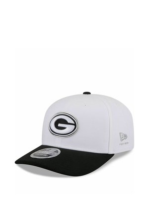 Weißes Baseballcap mit schwarzem Schirm und einem schwarz-weißen "G"-Logo auf der Vorderseite sowie einem silbernen New Era Logo an der Seite.