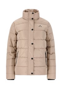 Beige pufferjacka med hög krage, dragkedjefickor på sidan, svarta knappar och en liten logo. Har ett vadderat mönster och jämn textur.