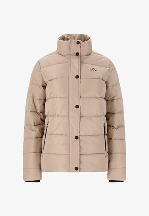 Beige Daunenjacke mit hohem Kragen, mit Reißverschluss versehenen Seitentaschen, schwarzen Knöpfen und einem kleinen Logo. Mit gestepptem Muster und glatter Textur.