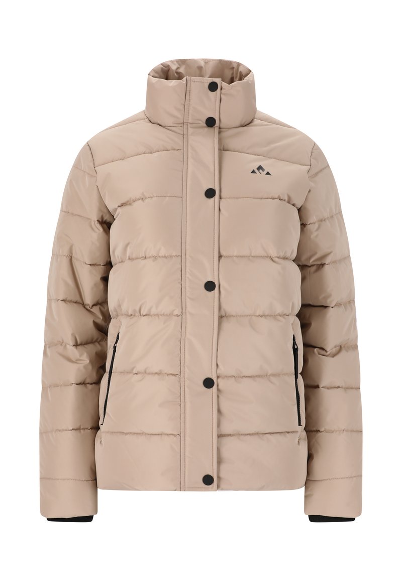 Beige pufferjacka med hög krage, dragkedjefickor på sidan, svarta knappar och en liten logo. Har ett vadderat mönster och jämn textur.