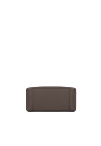 Borsa in pelle marrone con un design rettangolare e piatto. Superficie texture con bordi lisci e senza hardware o accenti visibili.