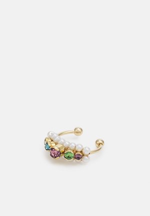 Guld åben manchet ring med hvide perler og små blå, lilla og grønne ædelstene på en hvid baggrund.