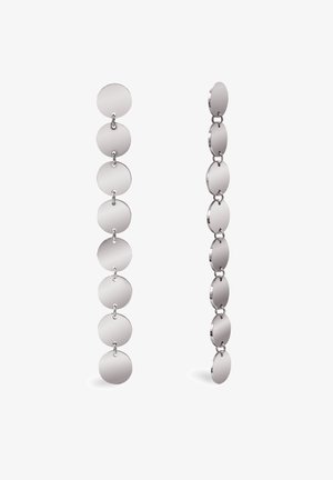 Boucles d'oreilles pendantes en métal argenté présentant une série de maillons ovales et circulaires alternés, affichant une surface lisse et réfléchissante.