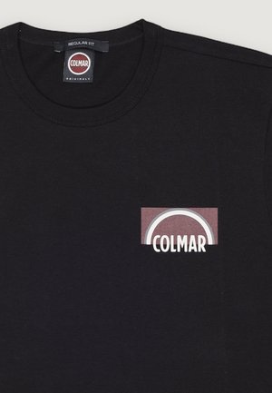 T-shirt nera girocollo con il logo "COLMAR" all'interno di un rettangolo arrotondato sul petto sinistro e un'etichetta con la dicitura "regular fit" sul colletto.