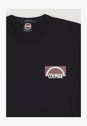 Czarny T-shirt z okrągłym dekoltem, z logo "COLMAR" wewnątrz zaokrąglonego prostokąta na lewej piersi oraz metką "regular fit" na kołnierzu.