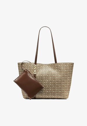 Bolso tote marrón con impresión del logo blanco de DKNY, que cuenta con dos asas resistentes y un bolso con cremallera a juego en marrón adjunto.