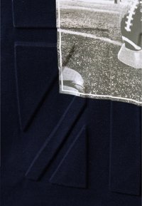 Marineblaues T-Shirt mit einem strukturierten rechteckigen Grafikdruck. Der Druck zeigt ein Schwarz-Weiß-Sportfoto mit einem Rand.