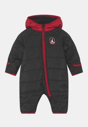 Tuta invernale nera imbottita con dettagli rossi, dotata di chiusura con zip, cappuccio e tessuto trapuntato. Distintivo del logo sul petto. Dimensionata per neonati.