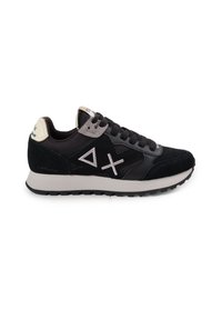 Sneaker nera e grigia con tomaia in suede, motivi triangolari e incrociati, lacci piatti e suola in gomma texturizzata. Tab in crema sul tallone.