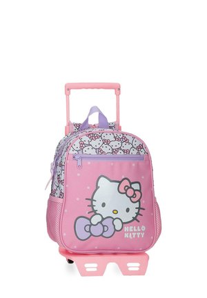 Mochila con ruedas rosa de Hello Kitty con asa extensible, bolsillo frontal con cremallera, bolsillos laterales de malla y estampado repetido de caras de Hello Kitty.