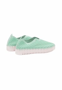 Groene geperforeerde instap schoenen met een witte geribbelde zool, voorzien van een gestructureerde bovenkant en een ronde achterkant voor gemakkelijk aan- en uittrekken.