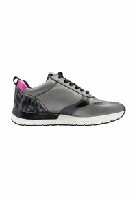 Grå syntetiske sneakers med sorte detaljer, tekstureret dyreprint, en lyserød hælflap og en hvid gummisål; snørebåndsdesign.