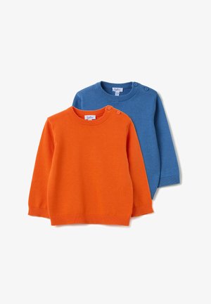 Zwei Strickpullover: ein leuchtend orangener mit Rundhalsausschnitt und Knopfdetails an der Schulter, und ein einfarbiger blauer mit gerippten Bündchen.