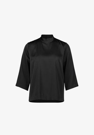 Zwarte satijnen blouse met een hoge halslijn, driekwartmouwen en een losse pasvorm. Soepele textuur met een subtiele glans. Geen zichtbare patronen.