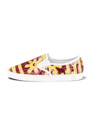 Chaussure slip-on avec semelle et bordure blanches, présentant un motif abstrait rayé et floral rouge et jaune.