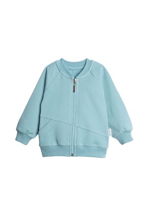 Jasnoniebieska kurtka dla malucha zapinana na zamek, z prążkowanymi mankietami, kołnierzem i dołem, z ukośnymi przeszyciami i przednimi kieszeniami.