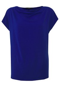 Top azul de manga corta, con un corte holgado y un escote drapeado, hecho de una tela suave con una textura lisa. Sin patrones visibles ni detalles de herrajes.