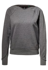 Sudadera gris de tela suave, con cuello redondo, puños y dobladillo acanalados, y un sutil logotipo en la parte delantera. Detalle con cremallera en la parte superior.